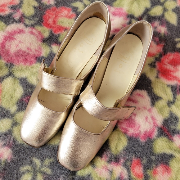 Vintage 1960s gold party shoes - Picture 3 of 7